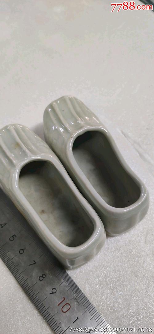 小瓷鞋一双