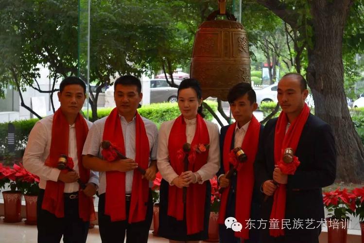 (黄芳董事长与三星净化等挂牌公司负责人敲市宝钟仪式现场)