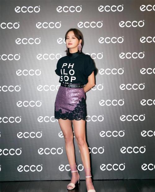 原创辛芷蕾哪来的勇气?竟在凉鞋里面套丝袜,却硬是把土味穿成时尚!