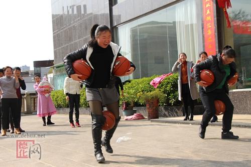 浔中镇举办"三八"妇女节趣味游戏活动
