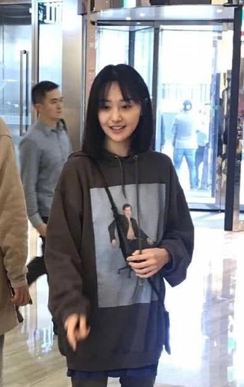 网友偶遇素颜郑爽,与路人合影,吐舌头卖萌,被赞亲和