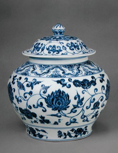 明代青花瓷器在元代生产的基础上有了更大发展,成为当时瓷器生产的