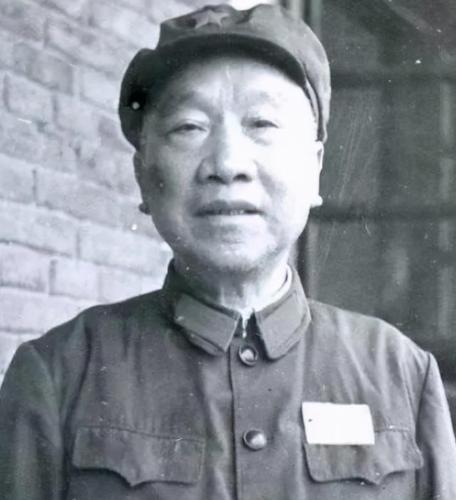 18岁是红军师政委1955年被授予少将他气愤撕下自己肩章