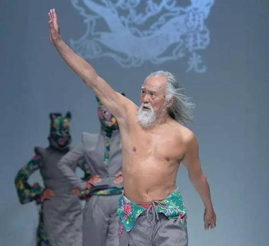 原创王德顺49岁辞铁饭碗一家四口流落街头79岁走t台爆红