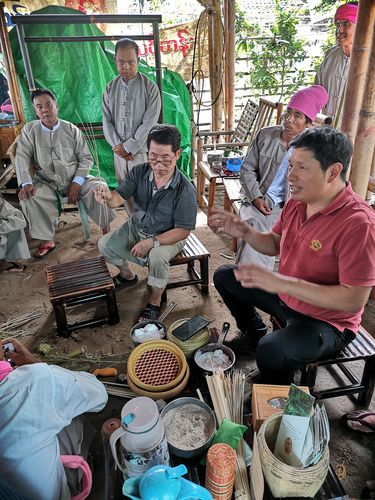 培训现场之李加云大师竹编实践教学培训基地合影带领学员参观竹木