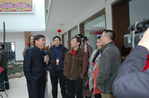 中国诗歌学会常务副秘书长祁人在与山西振东集团李安平总裁交流