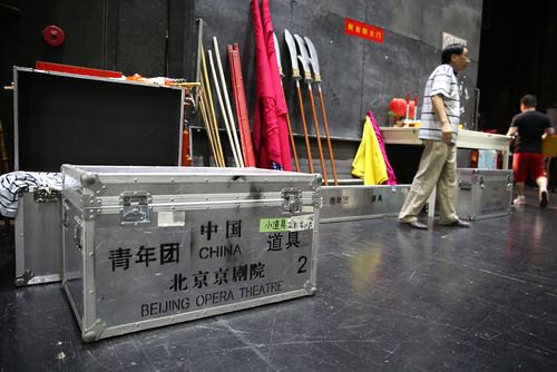 【眼界】京剧"舞台美术"——"衣箱师傅"的手艺活