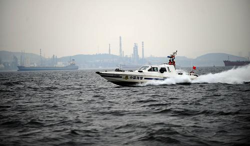 大连海警为"达沃斯"护航