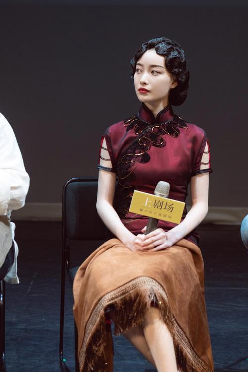 倪妮穿旗袍气质真的太棒了!话剧《幺幺洞捌》发布会,梦回十三钗