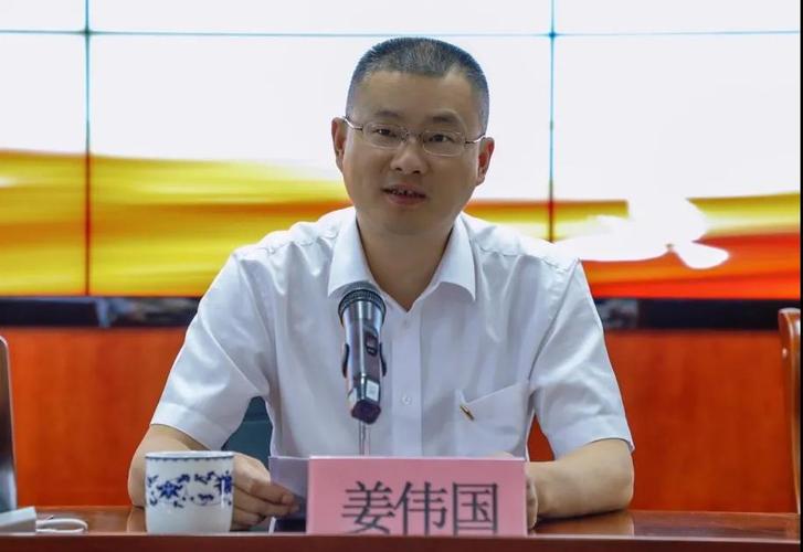 今日动态  镇街动态 姜伟国书记为全体年轻干部上专题党课,并提出三点