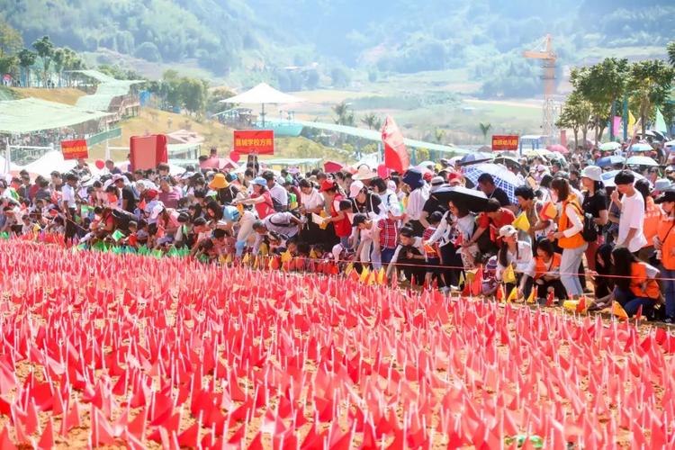 福建(闽清):万众同框1万㎡五星红旗 倾情礼赞新中国成立70周年