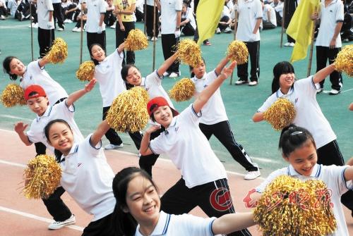 市十一中校园运动会上,活力四射的啦啦队表演.