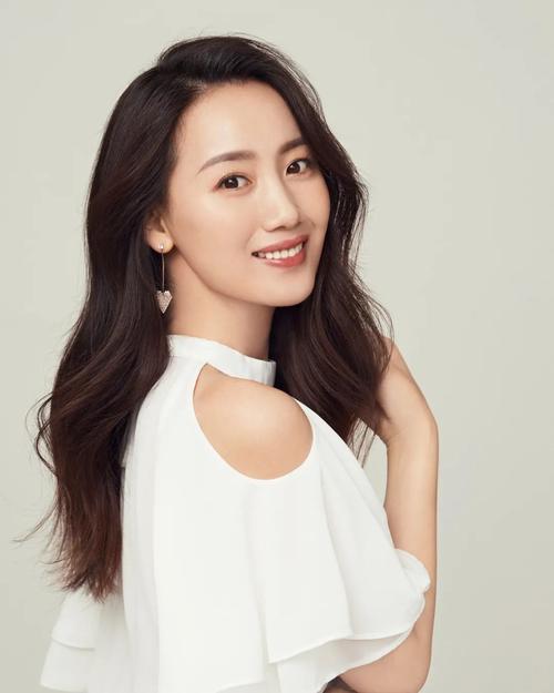先后在央视《状元360》《生活圈》《走遍中国》等栏目担任主持工作