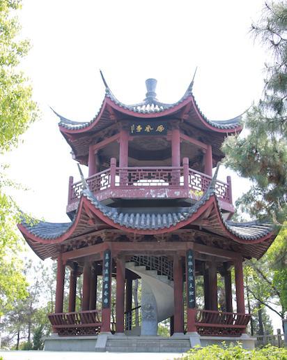 凤凰亭地处凤凰山之巅,可登上远望,能望见西湖.