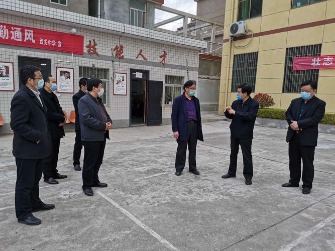 商洛市教育局长胡栋梁深入洛南县西关中学检查指导高三开学工作
