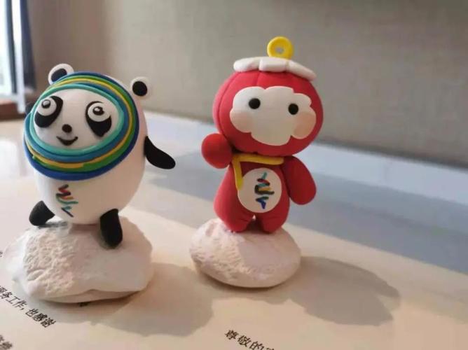在房间电视机柜上工作人员用超轻黏土手作了"冰墩墩""雪容融"这是