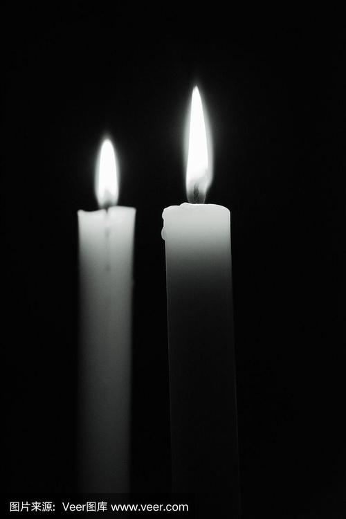两根燃烧的蜡烛的黑白照片