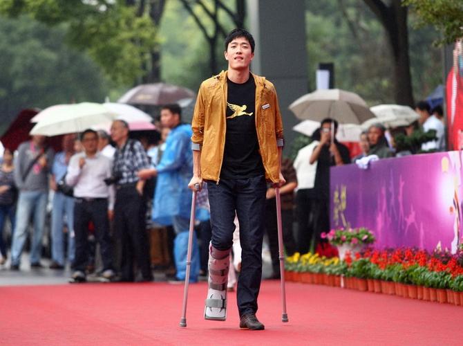 刘翔受伤后首次公开亮相