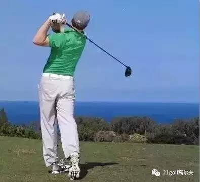 "完美"收杆,球在球道中间,有一定距离,就完成了一号木的使命!