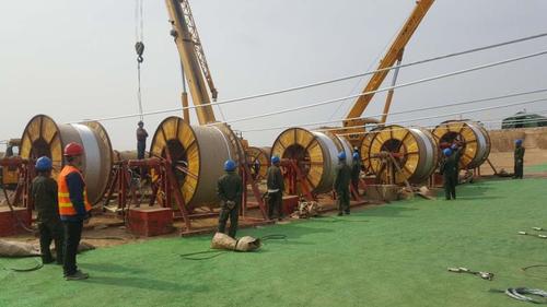 工人正在进行张力放线作业 何广奇 摄