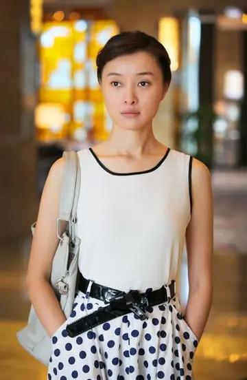 49岁吴越的发型告诉我们中年女人放弃刘海更有书卷气