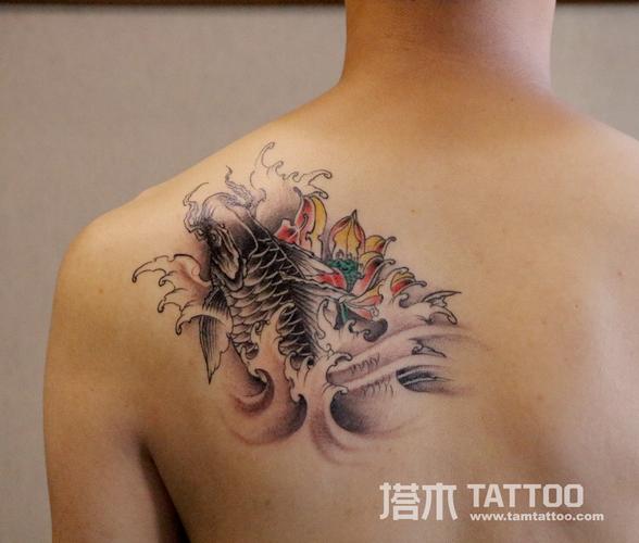 男士后肩鲤鱼荷花纹身图案
