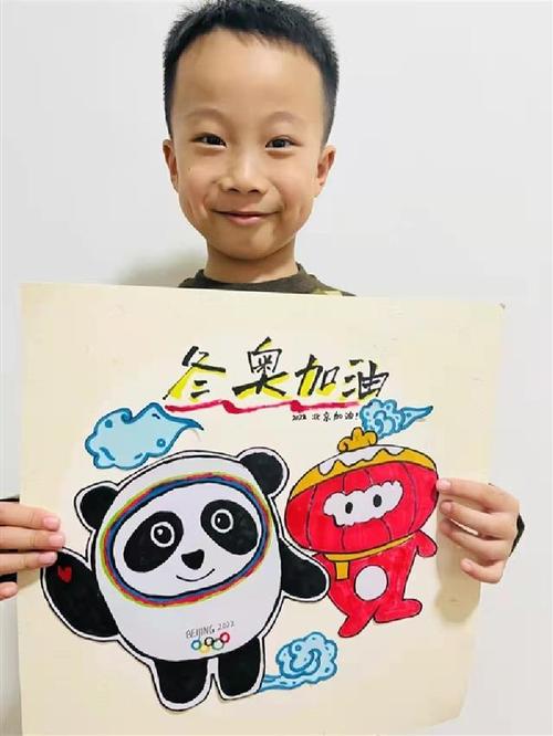 孩子们展示画作一群一年级小学生,以"冰墩墩"为主人公,画出其在冬奥