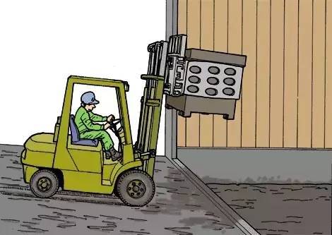 叉车司机在倾倒污泥时,污泥箱提升过高,导致倾倒.