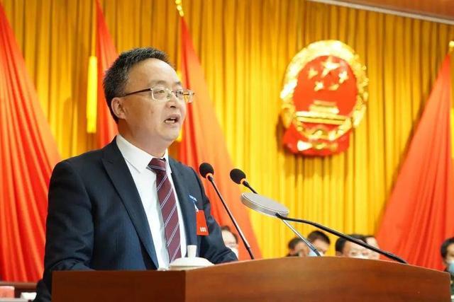 为泰山区第十八届人大常委会副主任;周鹏飞当选为泰山区人民政府区长