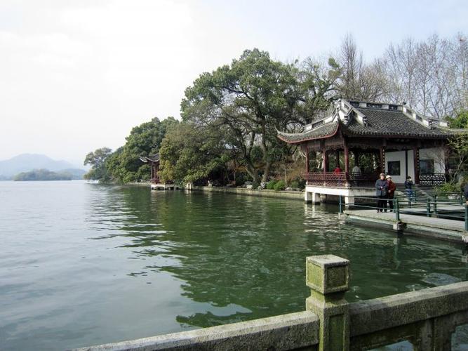 谁都知道的景点————平湖秋月,主景人多些,拍了边上的亭子