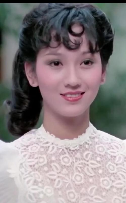 赵雅芝年轻的时候,牙齿不齐,但是一直不整,不敬.