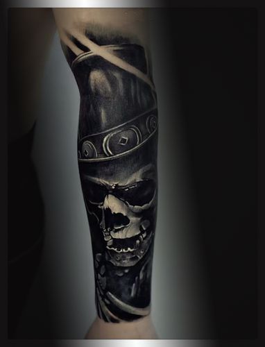 青岛某酒吧经理赵先生手臂上的黑暗骷髅王遮盖纹身图案