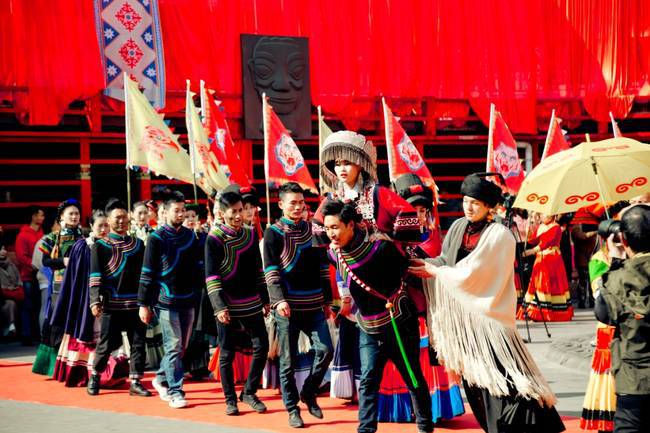 马边彝族婚俗过程依旧保留了许多传统文化具有独特的功能和价值