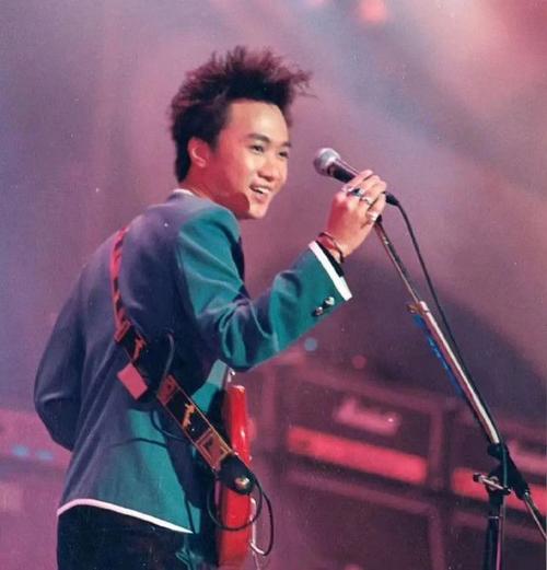 黄家驹去世28年粉丝纷纷悼念你还记得他留下了哪些传奇么