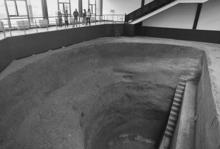 记者 张磊杰      一个窖口直径达10米,窖深达7米的地下粮仓究竟