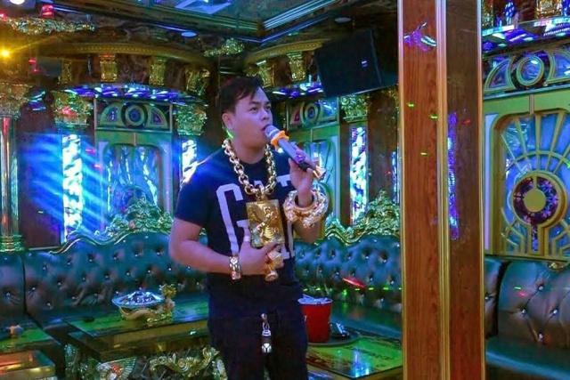 喜欢炫富的越南黄金哥4斤金帽子刚戴上,因涉嫌吸毒被逮捕!