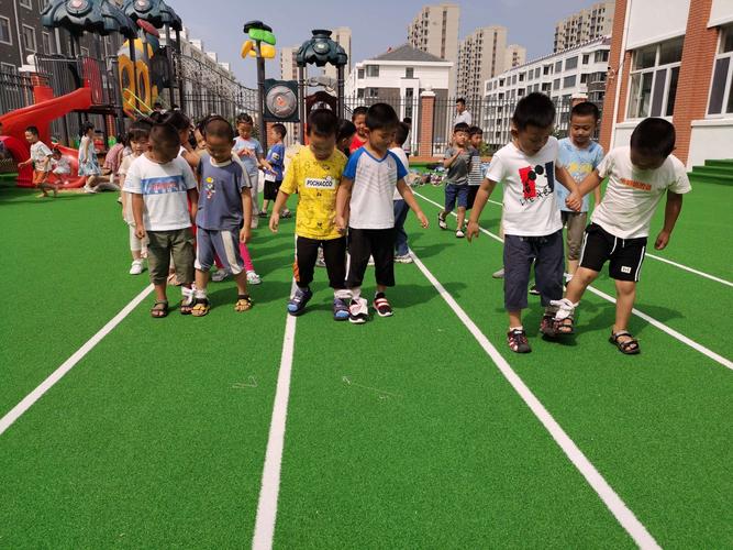 大一班体育游戏 两人三足