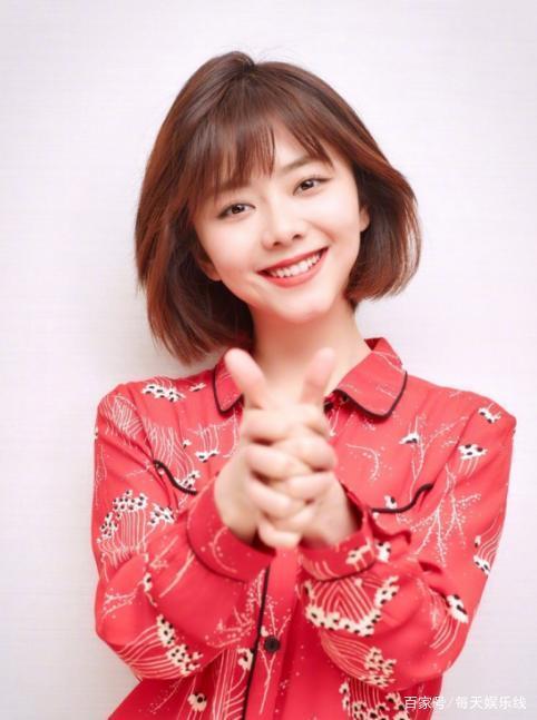 谭松韵微醺妆配卷发,一袭白裙清纯少女嫩回18岁