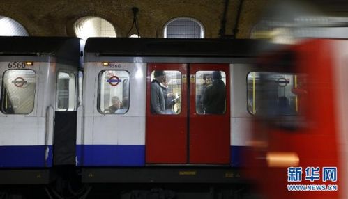1月10日,一列地铁列车驶入英国伦敦地铁贝克街站的一个站台.