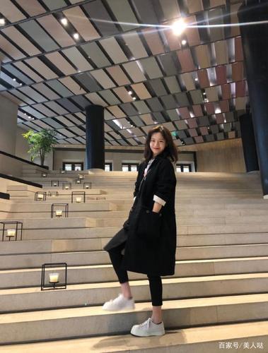 这真是《小欢喜》英子?19岁穿透视裙太过成熟,白色垫片是什么鬼