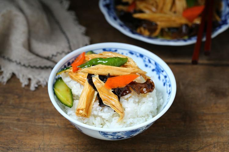 【杂蔬木耳烧腐竹】