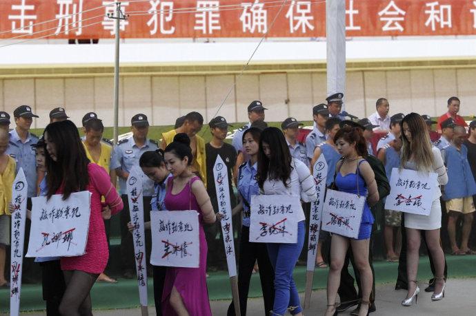 转载公审公判大会上的女犯罪嫌疑人格外引人注目法制警示教育宣传片