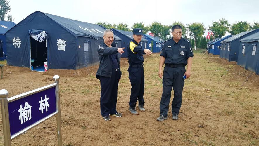 李玉泉支队长陪同指挥部领导查看宿营情况