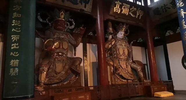 在灵隐寺的天王殿中有弥勒佛和四大天王,由于出于对佛的尊重就不一一