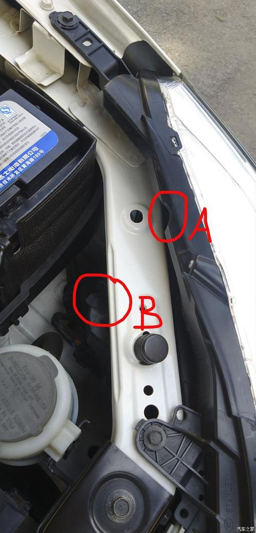 大灯左右,高低调节螺丝在什么位置?