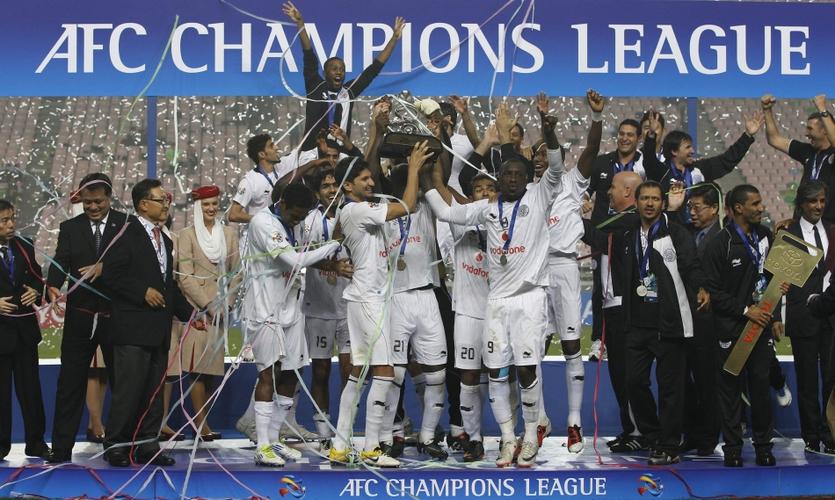 阿尔萨德队捧起冠军杯