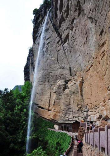 武夷山水帘洞》 滨岩瀑布挂珠帘,两股飞泉泻洞前