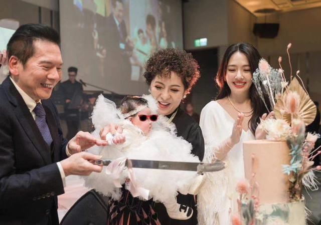 向华强抱孙女上热搜,郭碧婷生完女儿后,才真正证明了