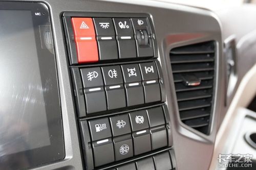 旁边的按键还显示这辆jh6卓越版带有轮间,轴间差速锁,车辆的通过性