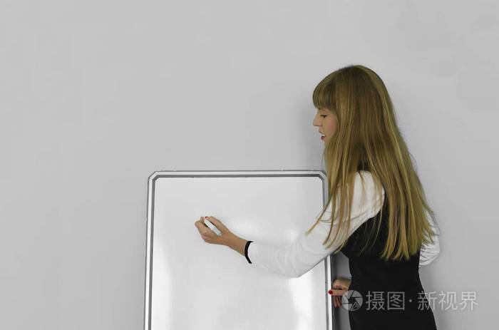 教师或女实业家在白板上写字